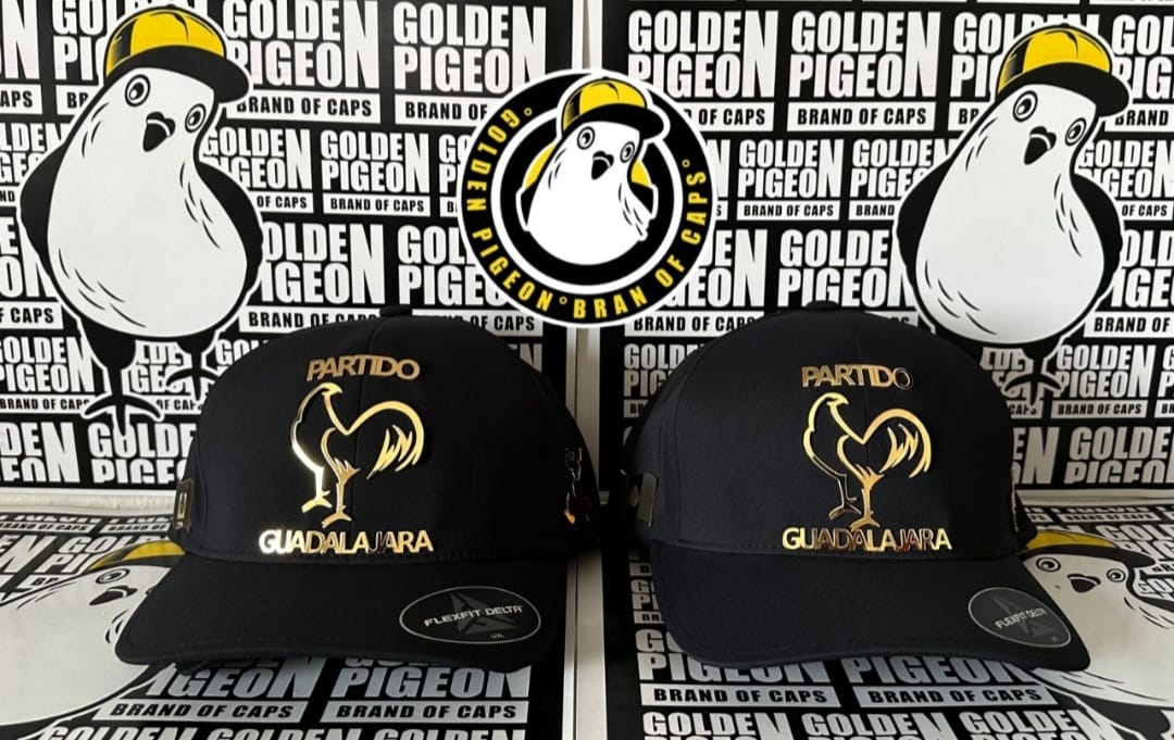 Dos gorras negras Partido Guadalajara con detalles dorados de Gorras de Oro Palomo