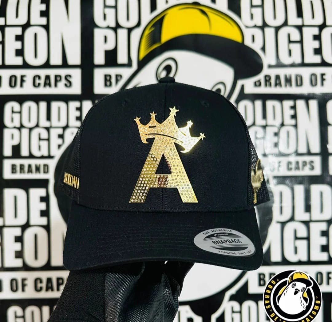 Gorra negra con corona dorada y detalles brillantes de Gorras de Oro Palomo