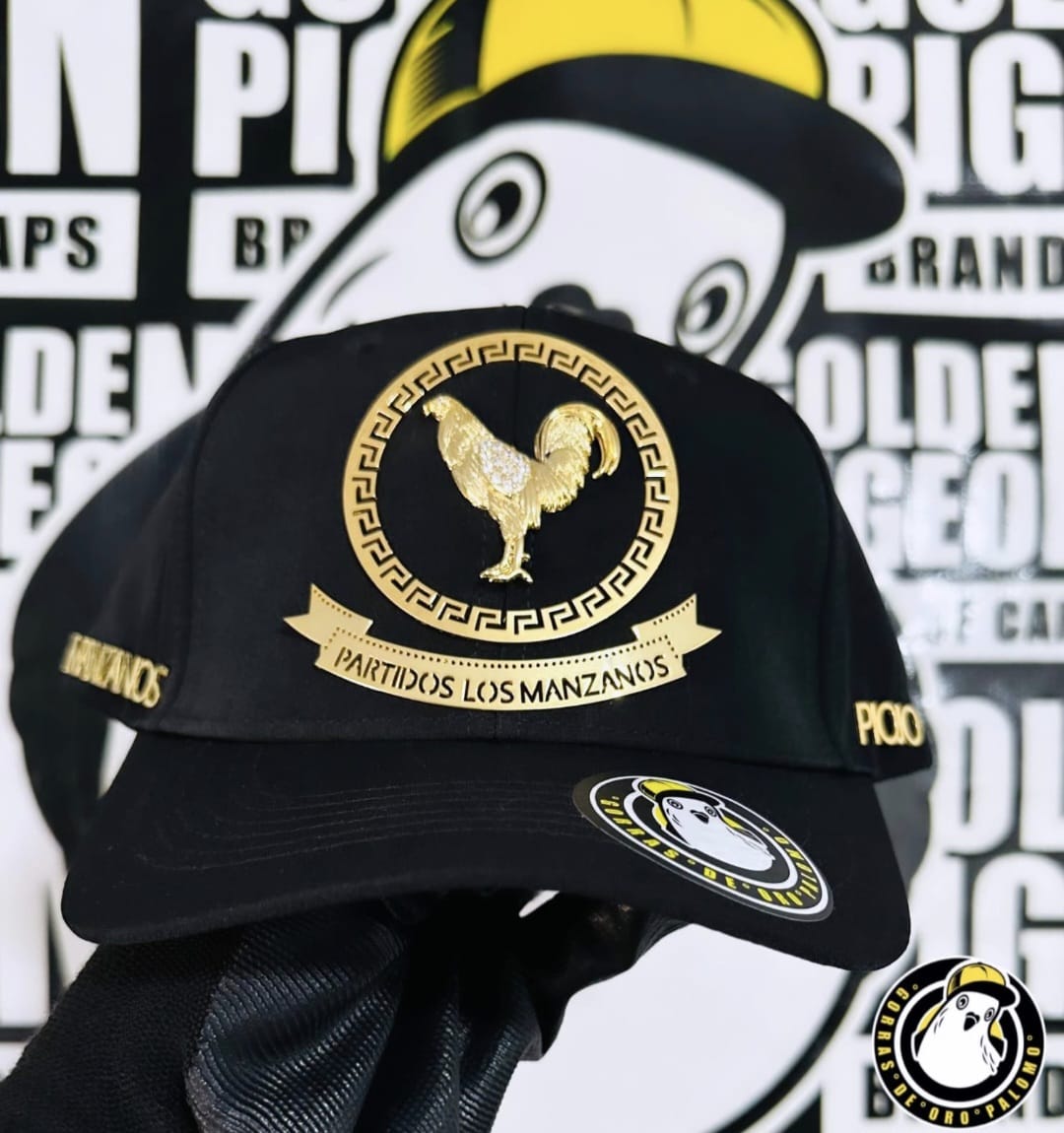 Gorra negra con gallo dorado Partidos Los Manzanos de Gorras de Oro Palomo